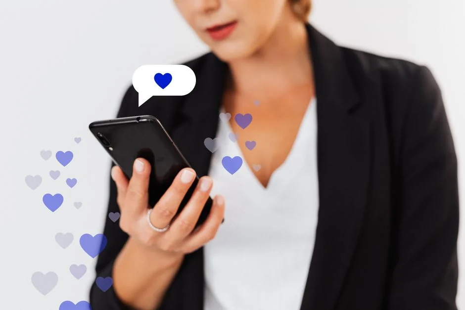Personne collant un post-it sur un tableau blanc où est inscrit Marketing des réseaux sociaux
