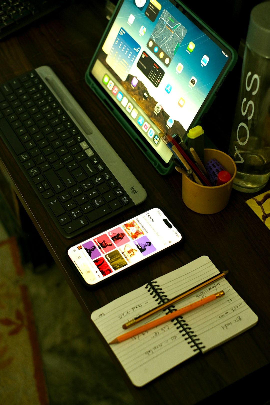 un-bureau-avec-un-ordinateur-portable-un-clavier-un-telephone-et-une-tasse-de-crayons-tvcecywv9fa